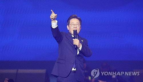 더불어민주당 대선 후보로 선출된 이재명 후보가 27일 경기 고양시 킨텍스에서 열린 '제21대 대통령선거 후보자 선출을 위한 수도권·강원·제주 경선 및 최종 후보자 선출 대회'에서 수락 연설을 하고 있다. [연합뉴스]